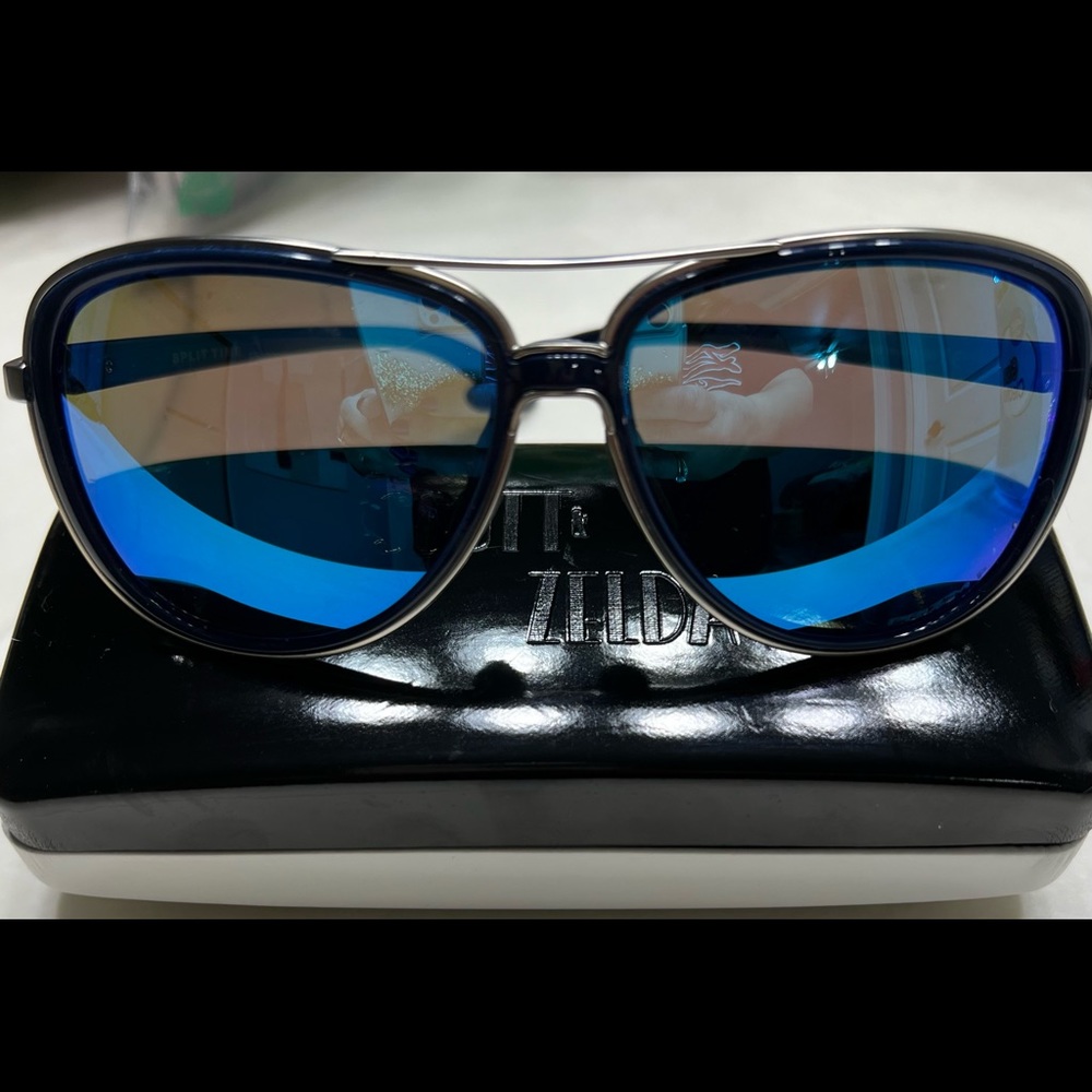 Perfect  universal OAKLEYS. The lens are blue polarized with silver frames.